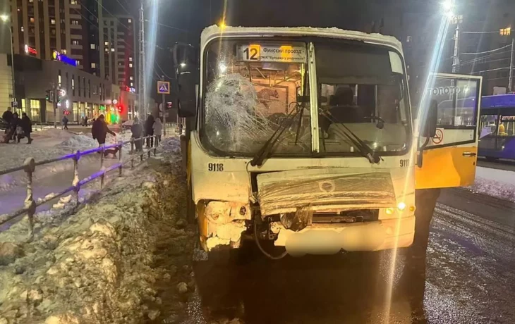 В Петрозаводске маршрутка въехала в столб, пострадали дети В Петрозаводске маршрутка въехала в столб, пострадали дети