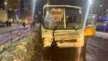 В Петрозаводске маршрутка въехала в столб, пострадали дети
